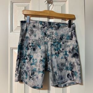 Lululemon Athletica Blue and Gray Patterned Bike Shorts 6” inseam